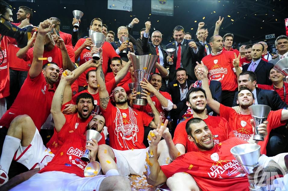 OLYMPIAKOSLU BASKETBOLCULARIN SAMPIYONLUK SEVINCI