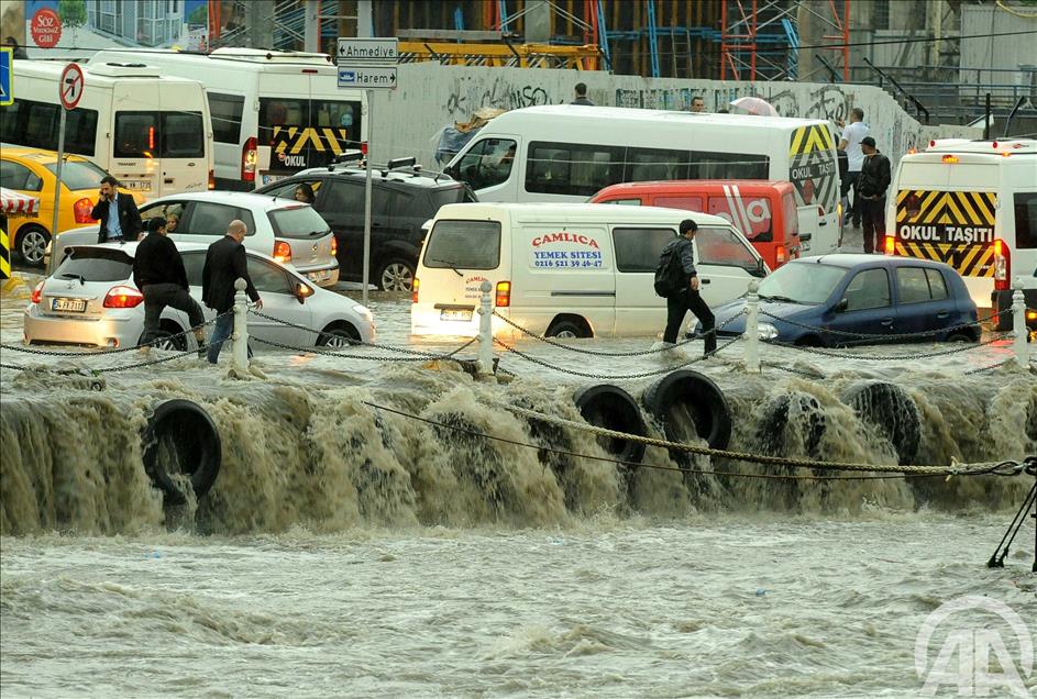 ISTANBUL'DA SAGANAK YAGIS