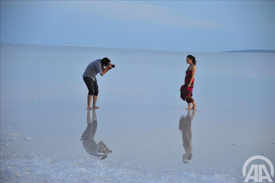 TUZ GOLU'NDE CIPLAK AYAKLA YURUME TURIZMI.