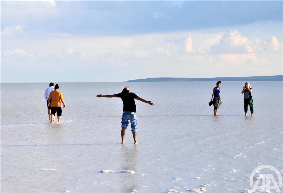 TUZ GOLU'NDE CIPLAK AYAKLA YURUME TURIZMI