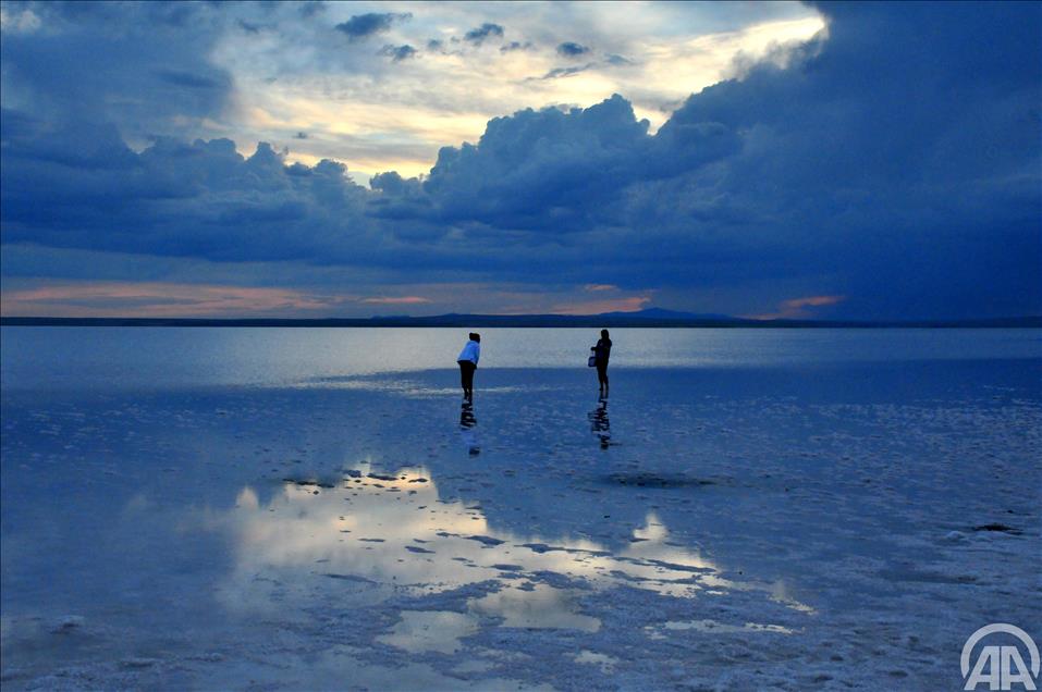TUZ GOLU'NDE CIPLAK AYAKLA YURUME TURIZMI