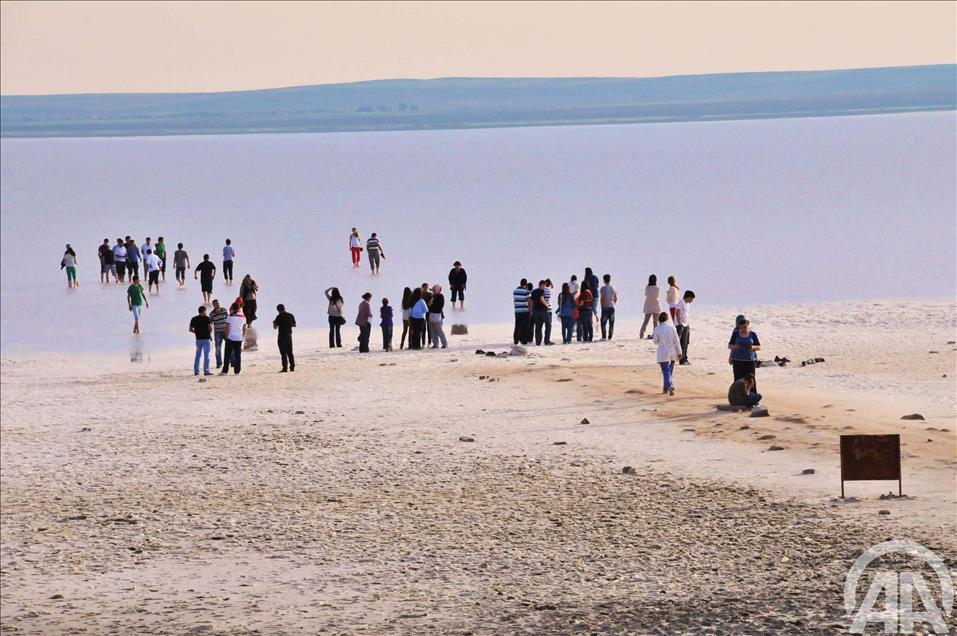 TUZ GOLU'NDE CIPLAK AYAKLA YURUME TURIZMI