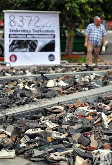 SREBRENITSA KATLIAMI ANILDI