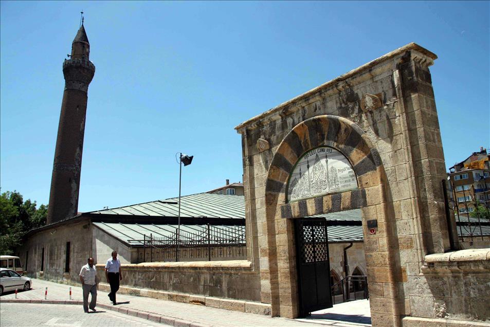 TURKIYE ASIRLIK CAMILERIYLE RAMAZANI KARSILAYACAK