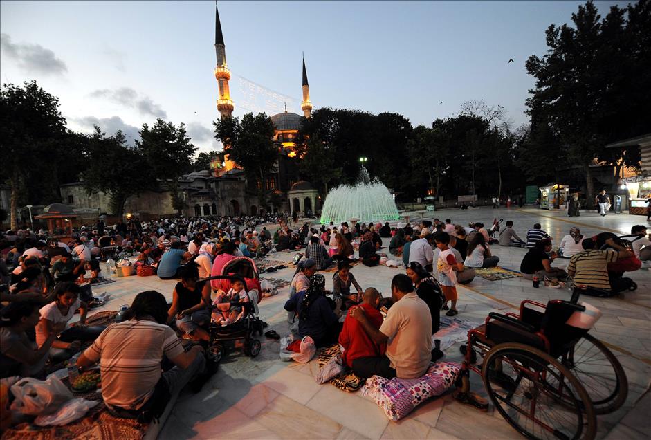 EYUP SULTAN'DA ILK IFTAR