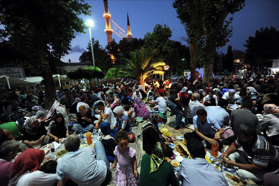 EYUP SULTAN'DA ILK IFTAR