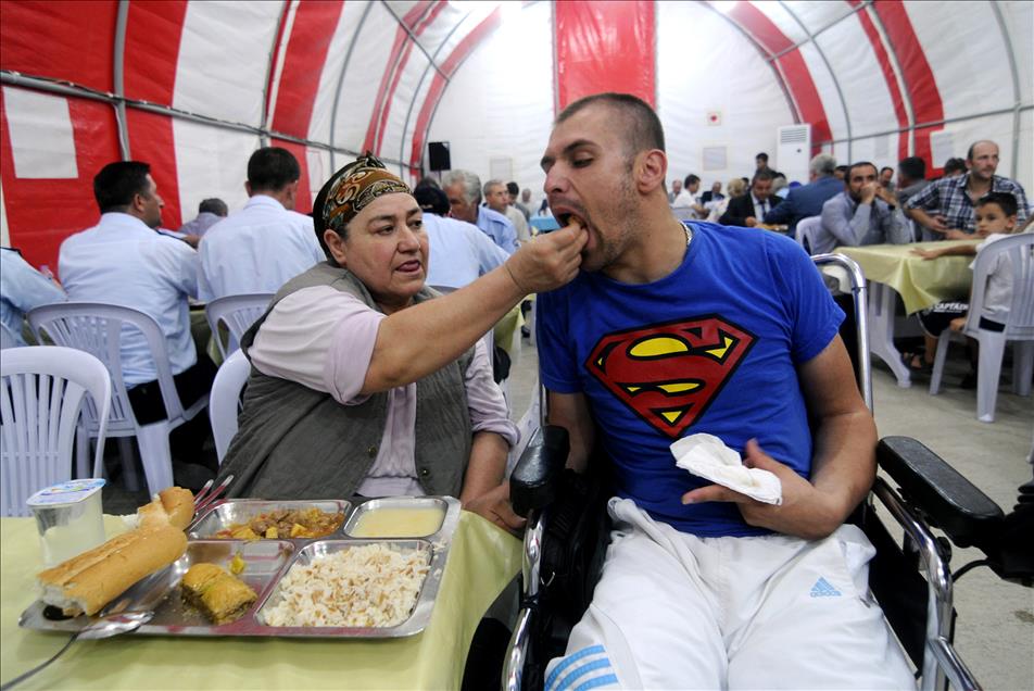 IZMIR'DE ILK IFTAR