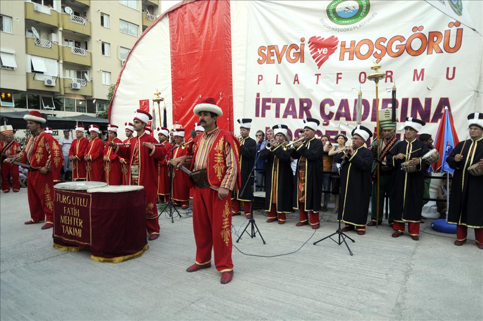 IZMIR'DE ILK IFTAR