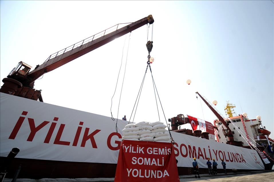TURK KIZILAYI, SOMALI'YE 77 IS MAKINESI GONDERIYOR