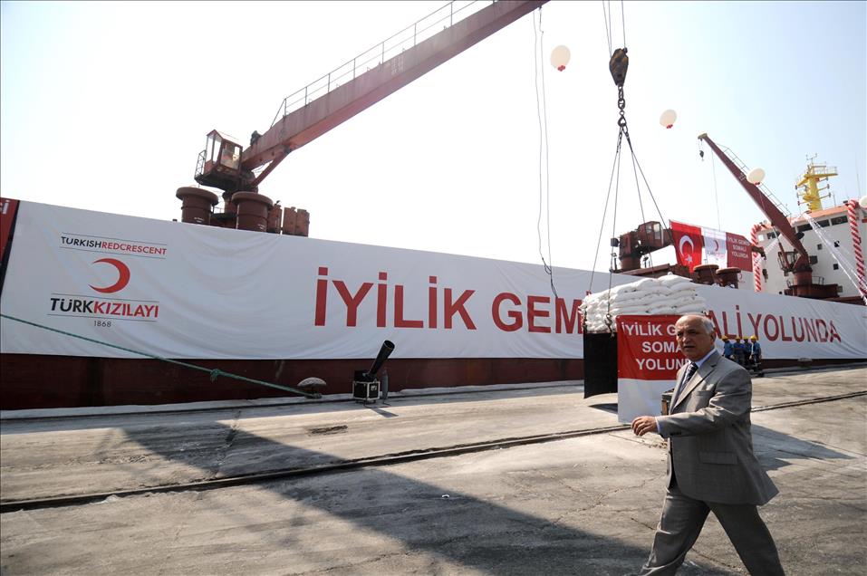 TURK KIZILAYI, SOMALI'YE 77 IS MAKINESI GONDERIYOR