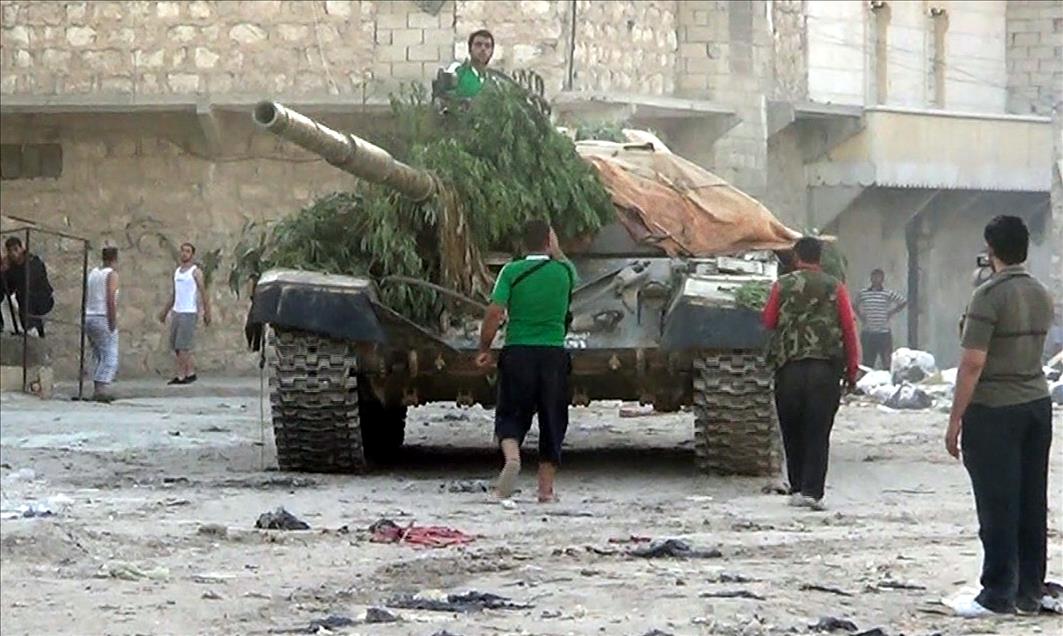 FOUR SOLDIERS DEFECT TO FREE SYRIAN ARMY WITH TANKS