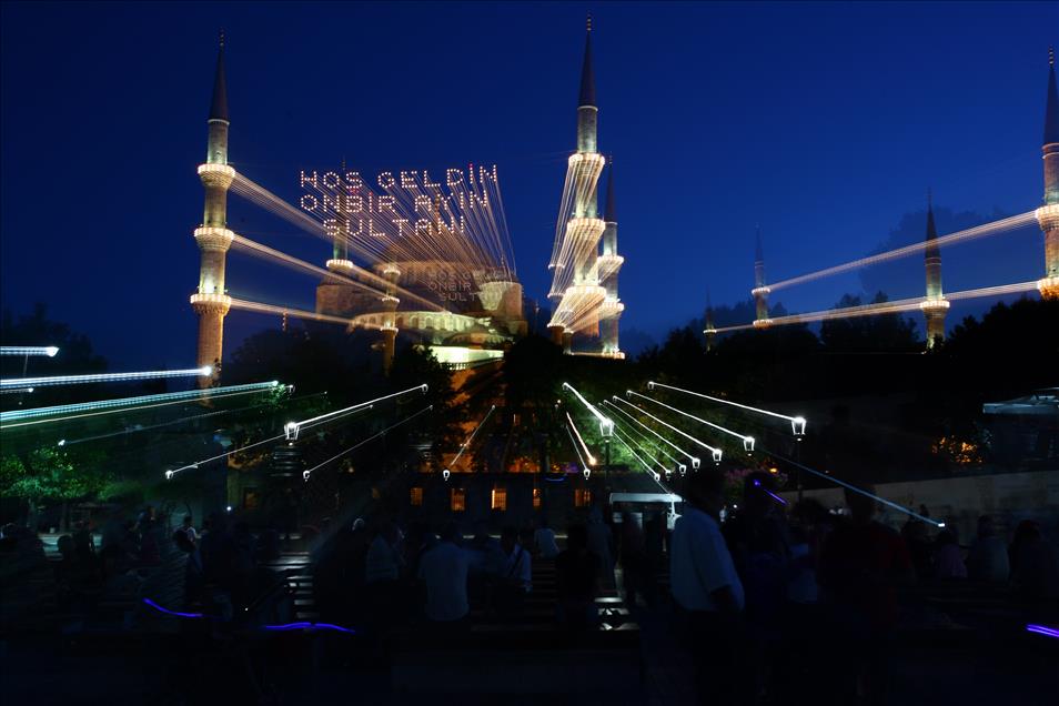 RAMAZAN AYININ CAMILERDEKI SIMGESI MAHYALAR YAKILDI