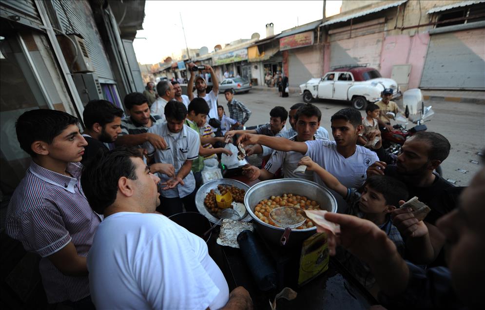 MUHALIF ASKERLER IFTARDA BIRARAYA GELDI