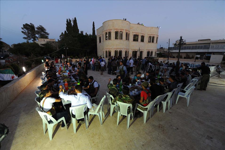 MUHALIF ASKERLER IFTARDA BIRARAYA GELDI