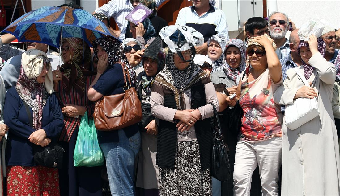 CUMHURBASKANI GUL, HACI BAYRAM CAMII'NDE NAMAZ KILDI