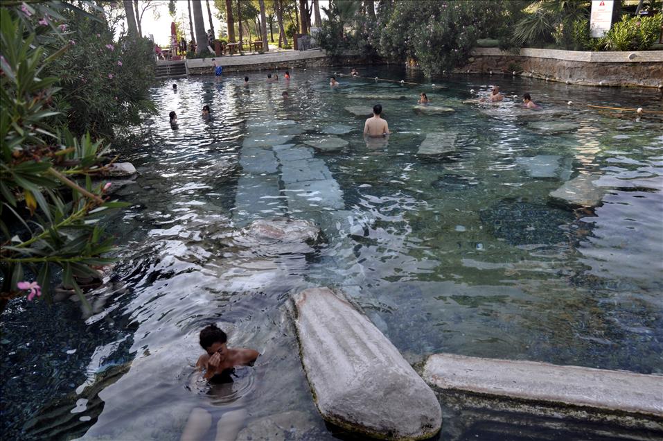 PAMUKKALE DOGAL VE TARIHI YAPISIYLA BUYULUYOR