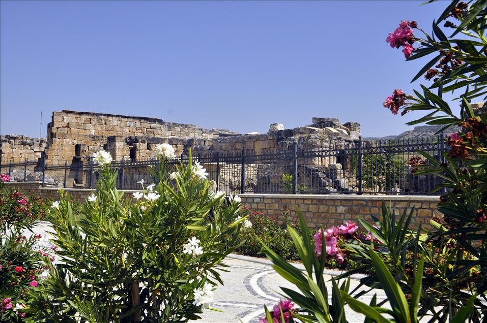 PAMUKKALE DOGAL VE TARIHI YAPISIYLA BUYULUYOR
