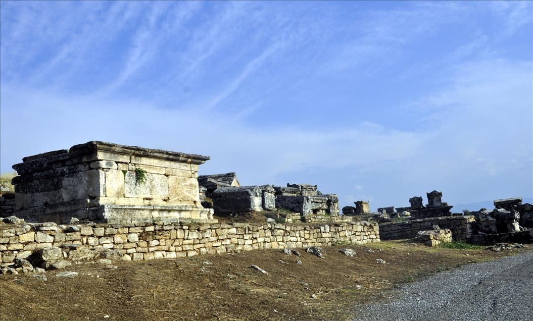 PAMUKKALE DOGAL VE TARIHI YAPISIYLA BUYULUYOR