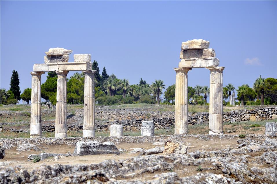 PAMUKKALE DOGAL VE TARIHI YAPISIYLA BUYULUYOR