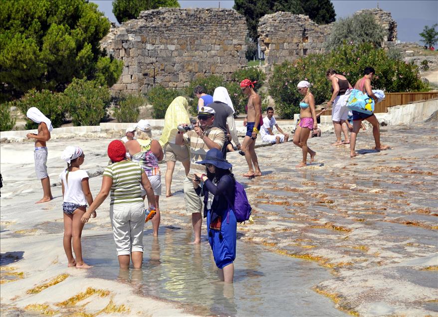 PAMUKKALE DOGAL VE TARIHI YAPISIYLA BUYULUYOR