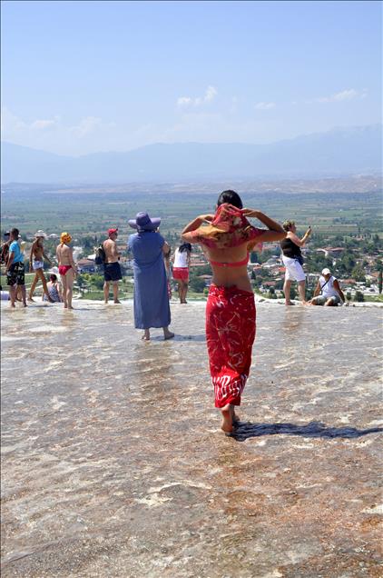 PAMUKKALE DOGAL VE TARIHI YAPISIYLA BUYULUYOR