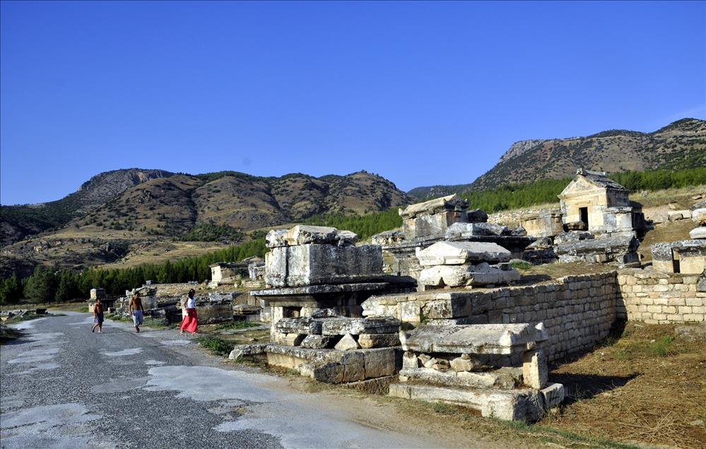 PAMUKKALE DOGAL VE TARIHI YAPISIYLA BUYULUYOR