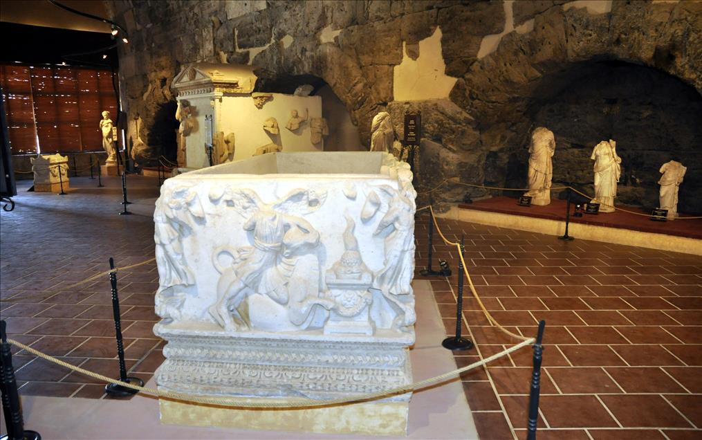 PAMUKKALE DOGAL VE TARIHI YAPISIYLA BUYULUYOR