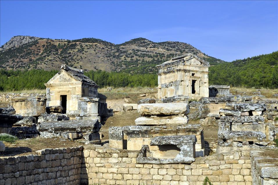 PAMUKKALE DOGAL VE TARIHI YAPISIYLA BUYULUYOR
