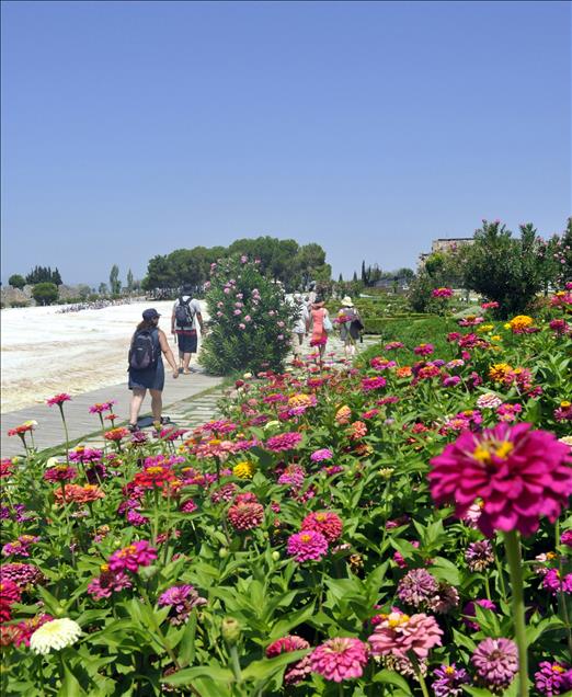 PAMUKKALE DOGAL VE TARIHI YAPISIYLA BUYULUYOR