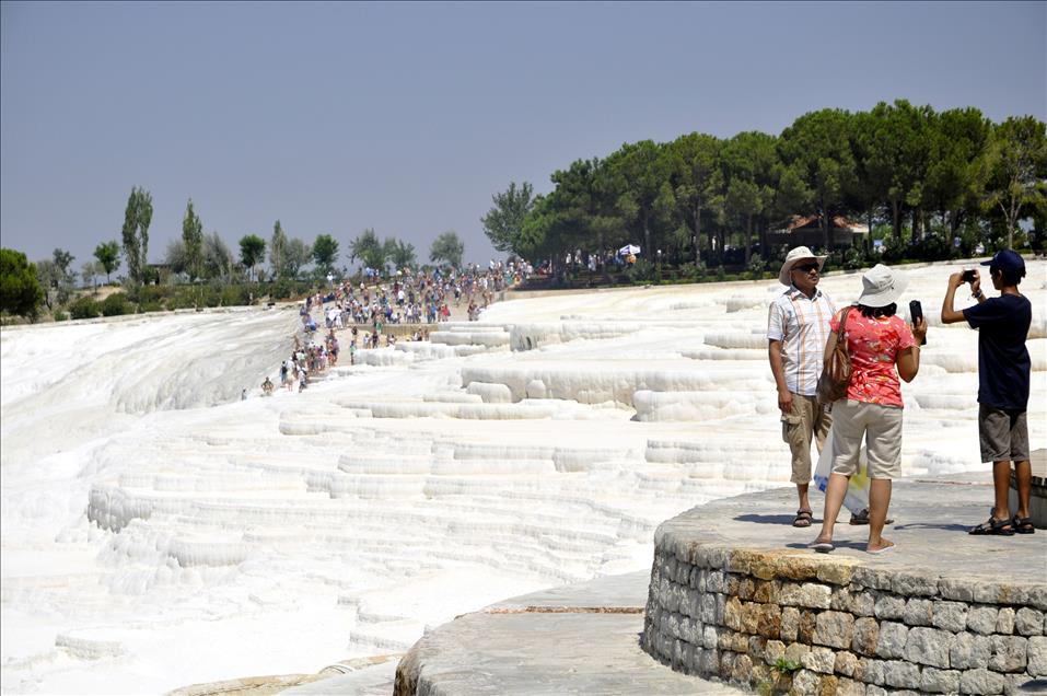 PAMUKKALE DOGAL VE TARIHI YAPISIYLA BUYULUYOR