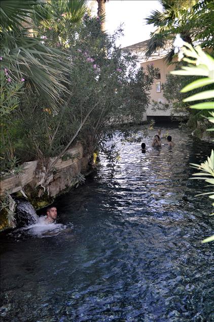 PAMUKKALE DOGAL VE TARIHI YAPISIYLA BUYULUYOR