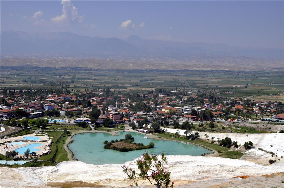 PAMUKKALE DOGAL VE TARIHI YAPISIYLA BUYULUYOR
