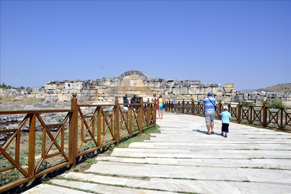PAMUKKALE DOGAL VE TARIHI YAPISIYLA BUYULUYOR