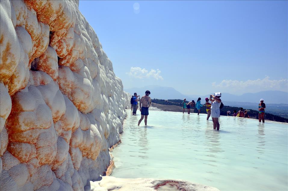 PAMUKKALE DOGAL VE TARIHI YAPISIYLA BUYULUYOR