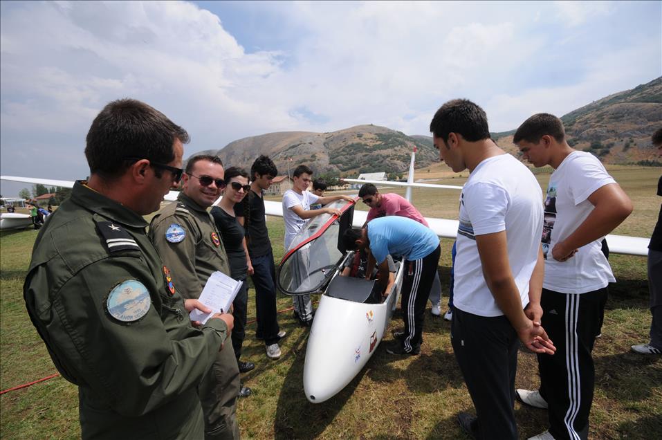 PILOTLUK HAYALLERINE ILK ADIMI PLANORLE ATIYORLAR