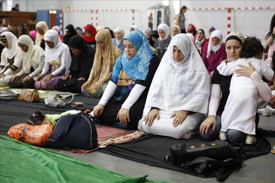 ATINA'DA MUSLUMANLAR BAYRAM NAMAZINI SPOR SALONLARINDA KILDI