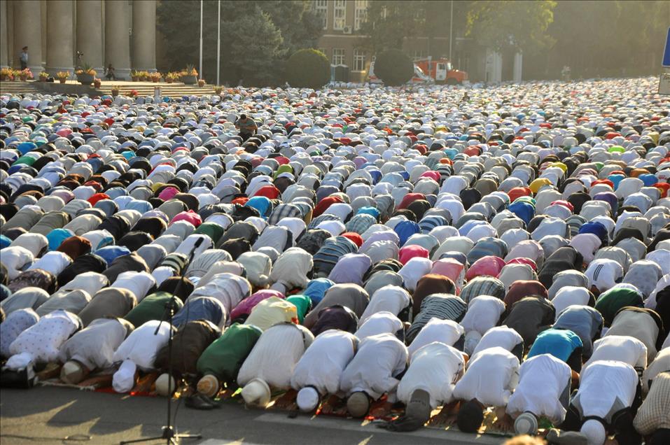 KIRGIZISTAN'DA BAYRAM NAMAZI