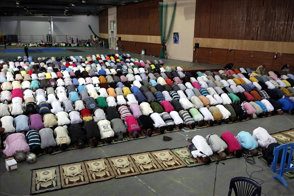 ATINA'DA MUSLUMANLAR BAYRAM NAMAZINI SPOR SALONLARINDA KILDI