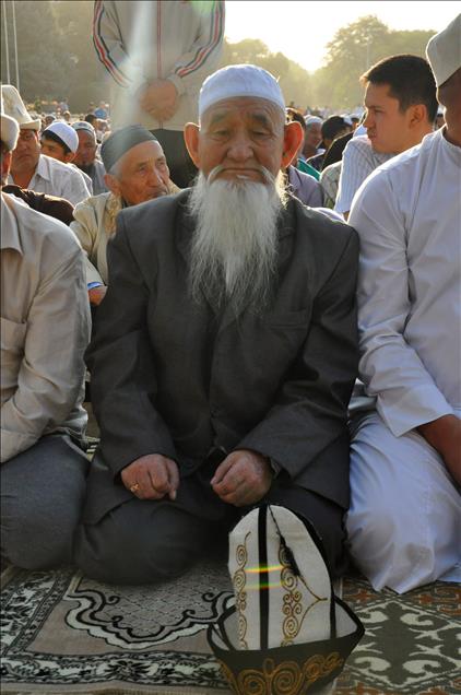 KIRGIZISTAN'DA BAYRAM NAMAZI