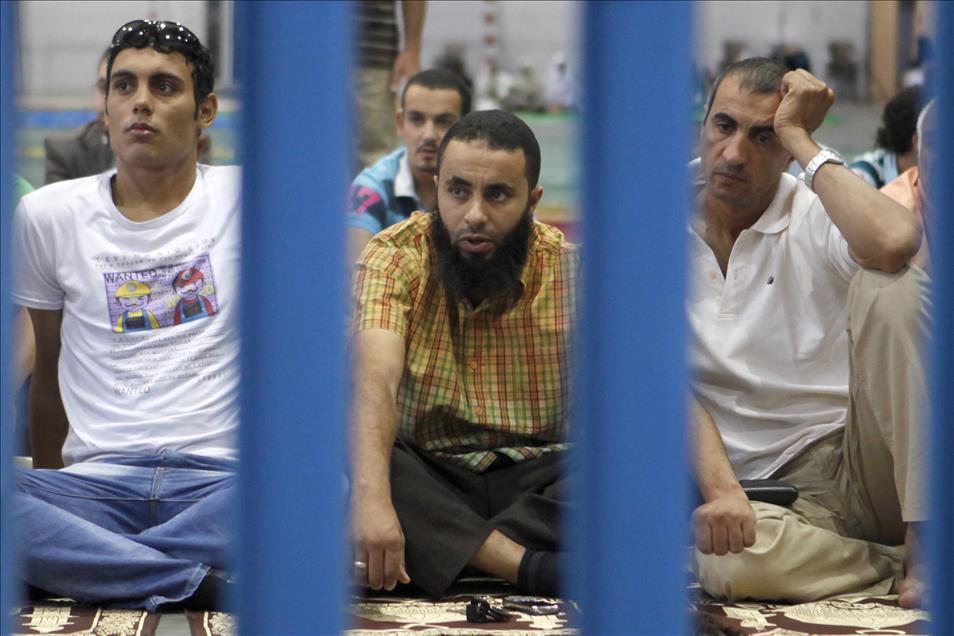 ATINA'DA MUSLUMANLAR BAYRAM NAMAZINI SPOR SALONLARINDA KILDI