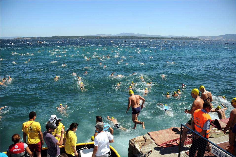 CANAKKALE BOGAZI'NI YUZEREK GECME YARISMASI