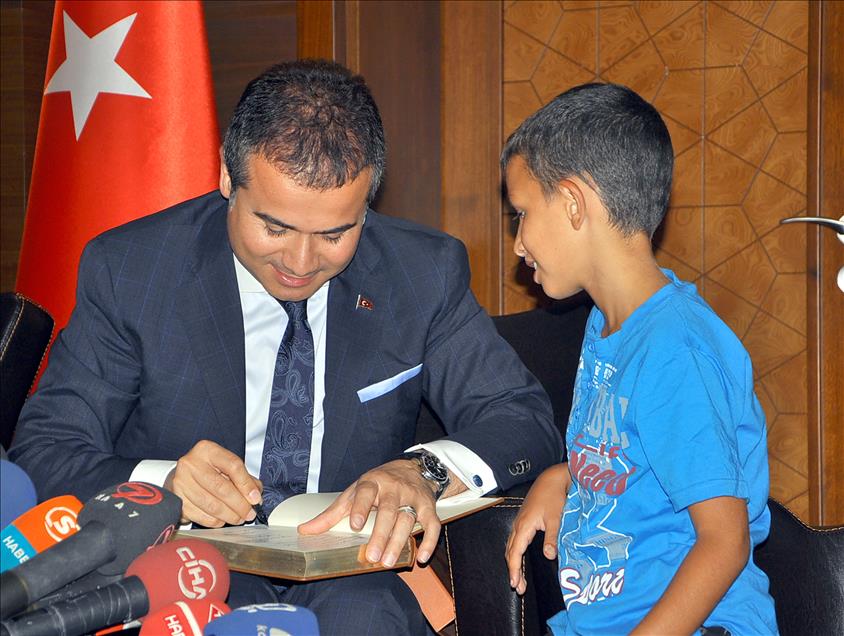 BAKAN KILIC, MARMARISLI SELAHI ILE BIRARAYA GELDI