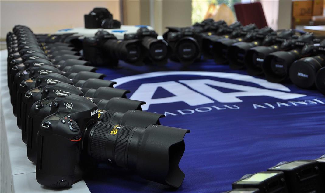 ANADOLU AJANSI FOTO MUHABIRLERINE AA LOGOLU MAKINE