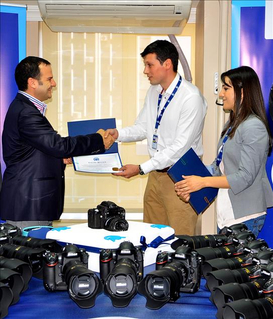 ANADOLU AJANSI FOTO MUHABIRLERINE AA LOGOLU MAKINE
