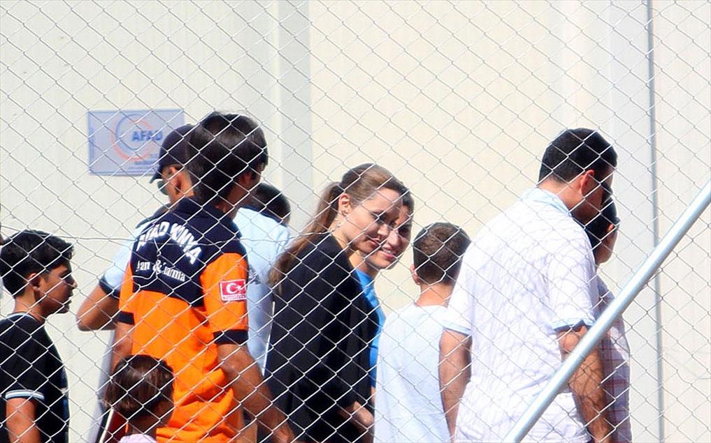 ANGELINA JOLIE, SURIYELI SIGINMACILARI ZIYARET ETTI