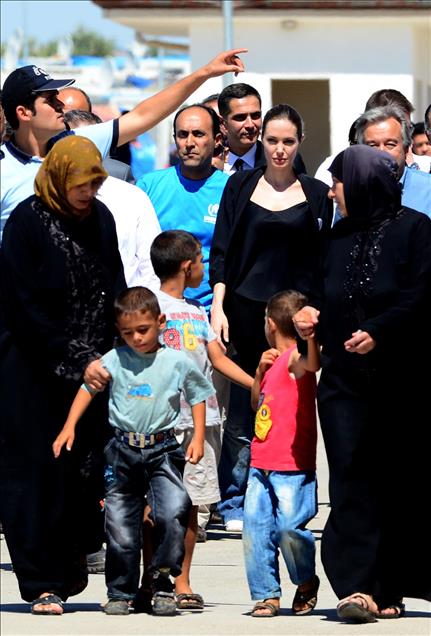 ANGELINA JOLIE, SURIYELI SIGINMACILARI ZIYARET ETTI