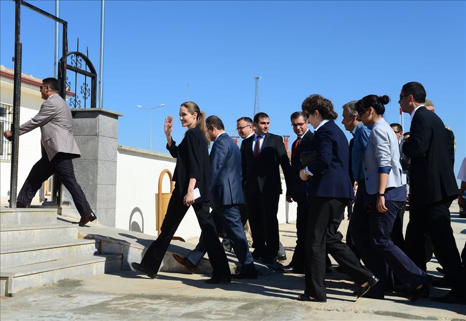 ANGELINA JOLIE, SURIYELI SIGINMACILARI ZIYARET ETTI