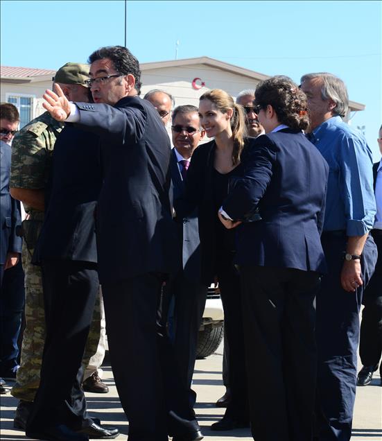 ANGELINA JOLIE, SURIYELI SIGINMACILARI ZIYARET ETTI