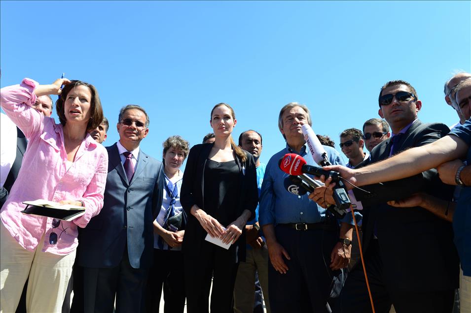 ANGELINA JOLIE, SURIYELI SIGINMACILARI ZIYARET ETTI