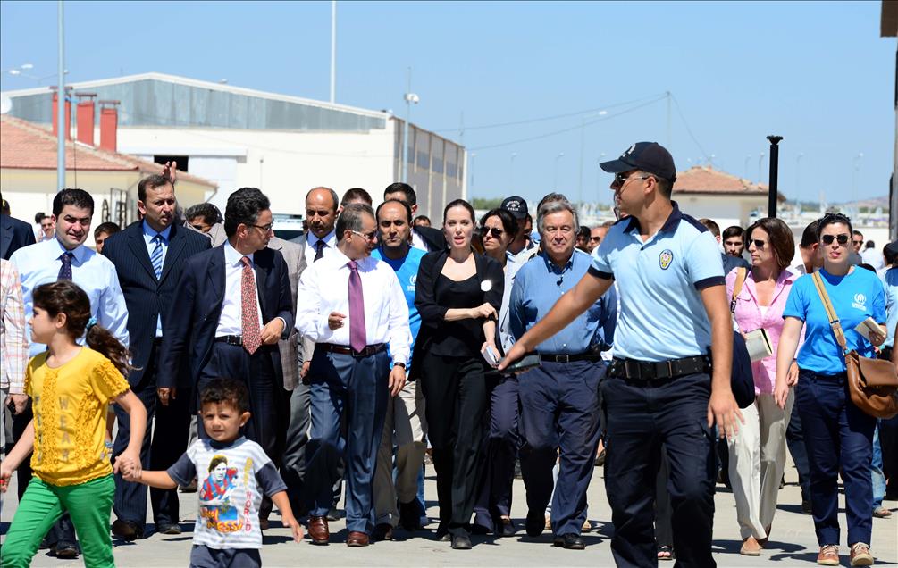 ANGELINA JOLIE, SURIYELI SIGINMACILARI ZIYARET ETTI